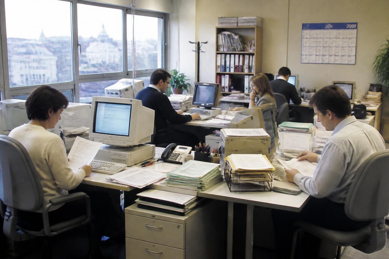 découvrez l'année d'instauration des 35 heures en france et les enjeux liés à cette réforme du temps de travail.
